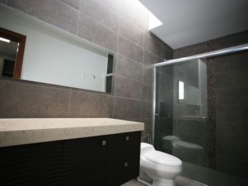 SE VENDE HERMOSA CASA EN LA VIÑA: DISEÑO EXCLUSIVO Y ACABADOS DE ALTA GAMA