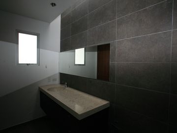 SE VENDE HERMOSA CASA EN LA VIÑA: DISEÑO EXCLUSIVO Y ACABADOS DE ALTA GAMA