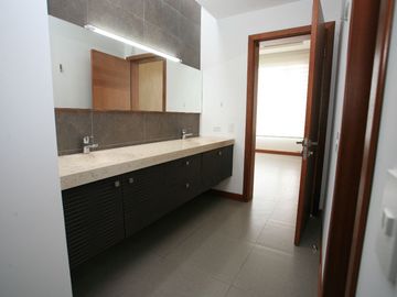 SE VENDE HERMOSA CASA EN LA VIÑA: DISEÑO EXCLUSIVO Y ACABADOS DE ALTA GAMA