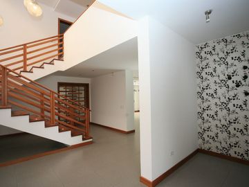 SE VENDE HERMOSA CASA EN LA VIÑA: DISEÑO EXCLUSIVO Y ACABADOS DE ALTA GAMA