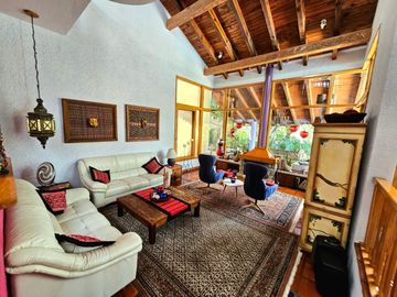 LAS CAÑADAS CASA EN VENTA CON PROYECTO ÚNICO Y HERMOSO JARDÍN