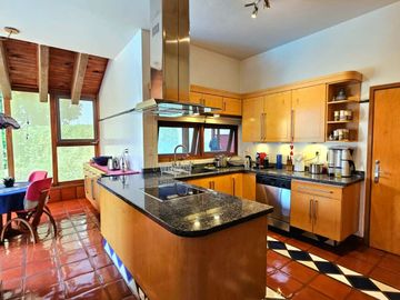 LAS CAÑADAS CASA EN VENTA CON PROYECTO ÚNICO Y HERMOSO JARDÍN