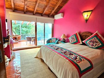 LAS CAÑADAS CASA EN VENTA CON PROYECTO ÚNICO Y HERMOSO JARDÍN