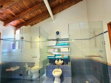 LAS CAÑADAS CASA EN VENTA CON PROYECTO ÚNICO Y HERMOSO JARDÍN