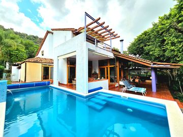 LAS CAÑADAS CASA EN VENTA CON PROYECTO ÚNICO Y HERMOSO JARDÍN