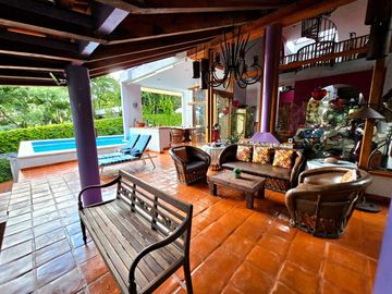 LAS CAÑADAS CASA EN VENTA CON PROYECTO ÚNICO Y HERMOSO JARDÍN