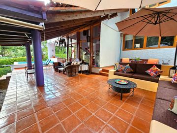 LAS CAÑADAS CASA EN VENTA CON PROYECTO ÚNICO Y HERMOSO JARDÍN