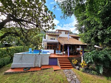 LAS CAÑADAS CASA EN VENTA CON PROYECTO ÚNICO Y HERMOSO JARDÍN