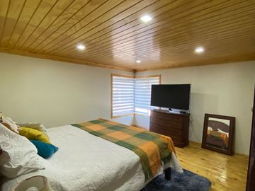 Vendo Casa Amoblada De 2 Pisos; 5d, 2b Y 3 Estacionamientos