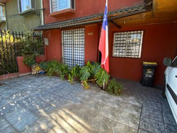 Vendo Casa Amoblada De 2 Pisos; 5d, 2b Y 3 Estacionamientos