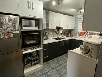 Vendo Casa Amoblada De 2 Pisos; 5d, 2b Y 3 Estacionamientos