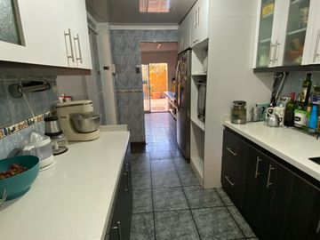 Vendo Casa Amoblada De 2 Pisos; 5d, 2b Y 3 Estacionamientos