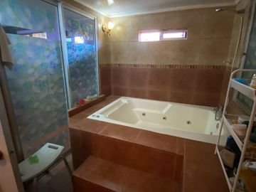 Vendo Casa Amoblada De 2 Pisos; 5d, 2b Y 3 Estacionamientos