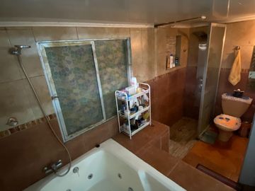 Vendo Casa Amoblada De 2 Pisos; 5d, 2b Y 3 Estacionamientos