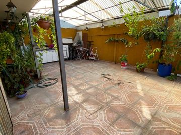 Vendo Casa Amoblada De 2 Pisos; 5d, 2b Y 3 Estacionamientos