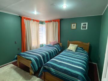 Vendo Casa Amoblada De 2 Pisos; 5d, 2b Y 3 Estacionamientos