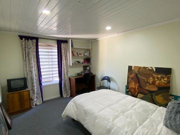 Vendo Casa Amoblada De 2 Pisos; 5d, 2b Y 3 Estacionamientos