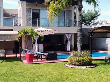 Xochitepec Morelos Casa en Venta con gran jardín y alberca