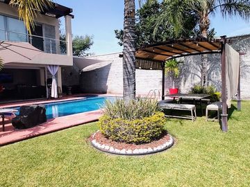 Xochitepec Morelos Casa en Venta con gran jardín y alberca
