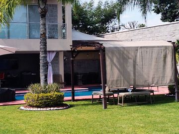 Xochitepec Morelos Casa en Venta con gran jardín y alberca