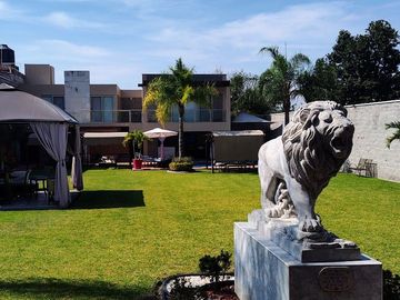 Xochitepec Morelos Casa en Venta con gran jardín y alberca