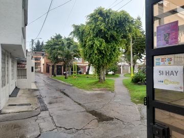 SE VENDE CASA CON PAPELERIA DE 40 AÑOS DE ACREDITACION
