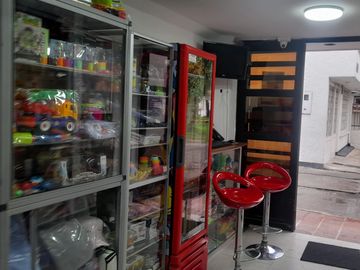 SE VENDE CASA CON PAPELERIA DE 40 AÑOS DE ACREDITACION