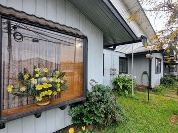 CASA EN CALLE ERRÁZURIZ  VALDIVIA