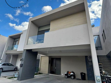 En VENTA Casa Moderna Ubicación Privilegiada. Fracc. Veneros Residencial