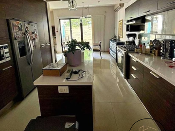 En VENTA Casa Moderna Ubicación Privilegiada. Fracc. Veneros Residencial