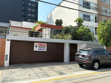 Venta de Amplia Casa en San Borja