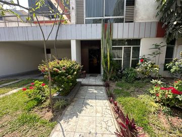 Venta de Amplia Casa en San Borja