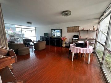 Venta de Amplia Casa en San Borja