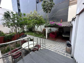 Venta de Amplia Casa en San Borja