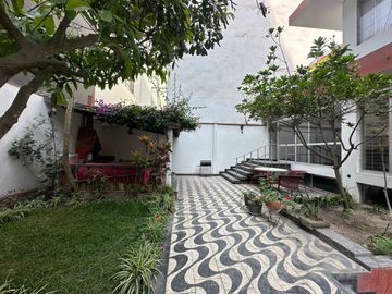 Venta de Amplia Casa en San Borja