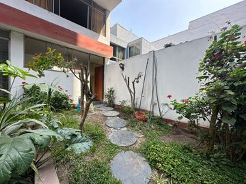 Venta de Amplia Casa en San Borja