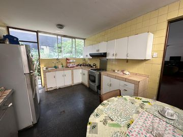 Venta de Amplia Casa en San Borja
