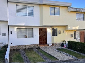 COMODA CASA EN SECTOR EXCELENTE TUMBACO