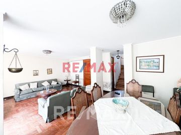 Vendo Casa Con 2 Cocheras En Av. Las Nazarenas Urb. Las Gardenias
