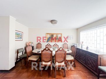 Vendo Casa Con 2 Cocheras En Av. Las Nazarenas Urb. Las Gardenias