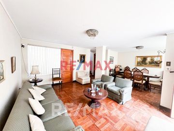 Vendo Casa Con 2 Cocheras En Av. Las Nazarenas Urb. Las Gardenias
