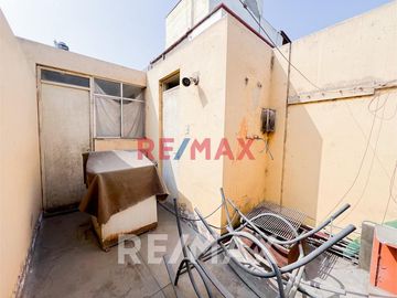 Vendo Casa Con 2 Cocheras En Av. Las Nazarenas Urb. Las Gardenias