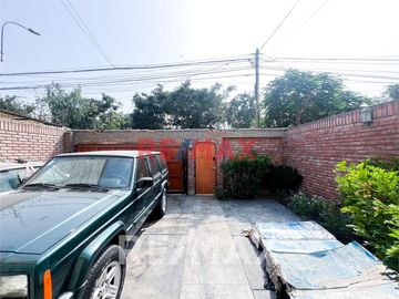 Vendo Casa Con 2 Cocheras En Av. Las Nazarenas Urb. Las Gardenias