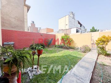 Vendo Casa Con 2 Cocheras En Av. Las Nazarenas Urb. Las Gardenias