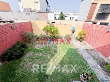 Vendo Casa Con 2 Cocheras En Av. Las Nazarenas Urb. Las Gardenias