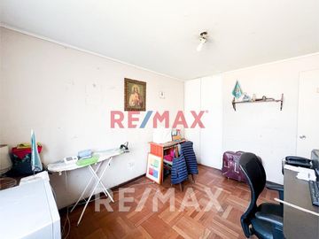 Vendo Casa Con 2 Cocheras En Av. Las Nazarenas Urb. Las Gardenias