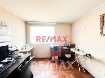 Vendo Casa Con 2 Cocheras En Av. Las Nazarenas Urb. Las Gardenias