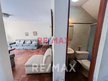 Vendo Casa Con 2 Cocheras En Av. Las Nazarenas Urb. Las Gardenias