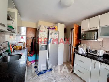 Vendo Casa Con 2 Cocheras En Av. Las Nazarenas Urb. Las Gardenias