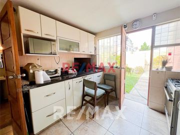 Vendo Casa Con 2 Cocheras En Av. Las Nazarenas Urb. Las Gardenias